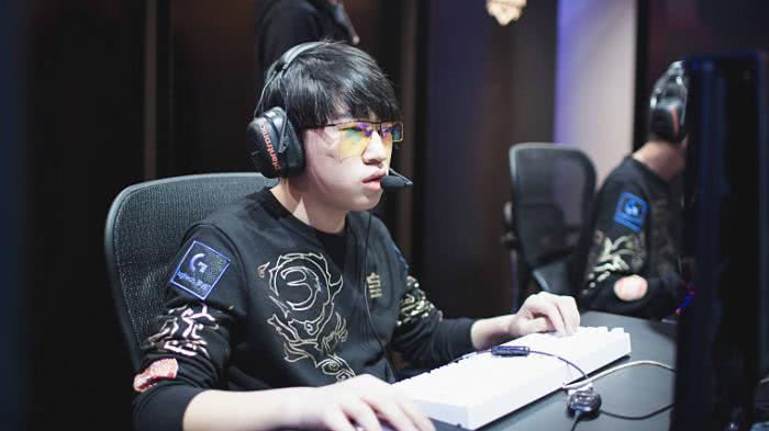 郭艾伦现身 郭艾伦现身